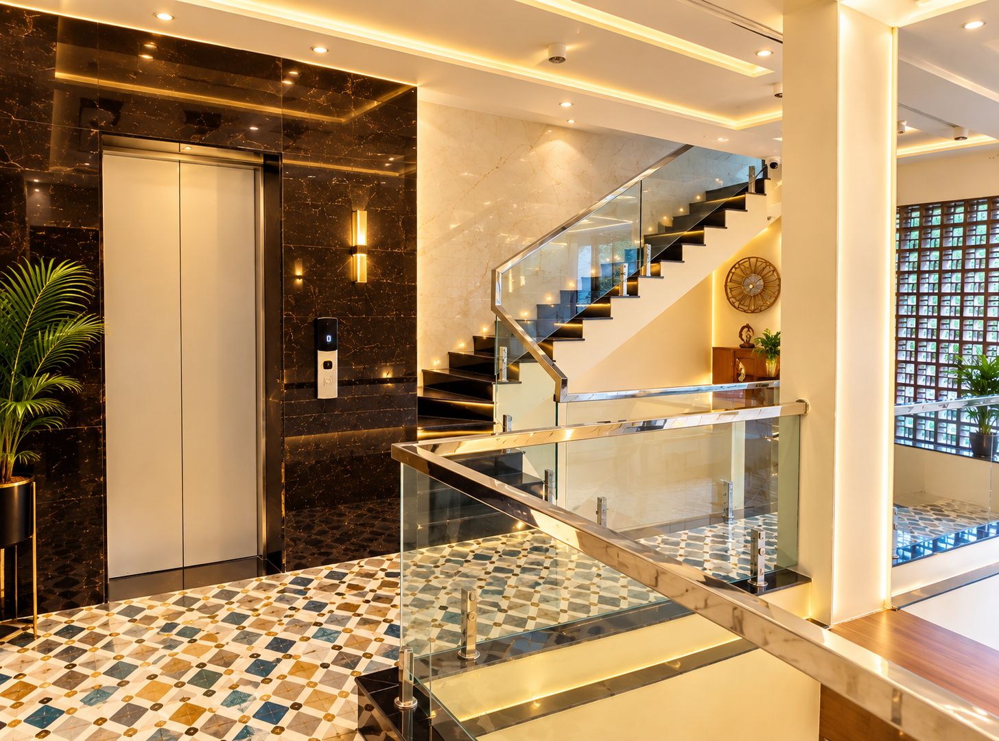 Un vestíbulo de hotel moderno con suelo de mármol, barandilla de vidrio, una escalera y un panel de control de ascensor digital.