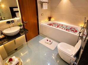 Luxury Studio Suite | Bathroom
