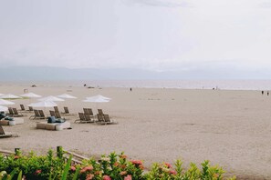 Una spiaggia nelle vicinanze
