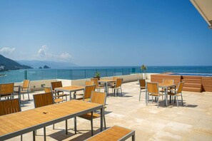 Outdoor dining - Full Floor Beachfront Luxury Apartment (Aguacate)