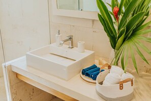 Shower, hair dryer, towels - Full Floor Beachfront Luxury Apartment (Aguacate)