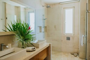 Douche, sèche-cheveux, serviettes fournies