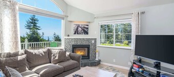 Gorgeous 3 BDR Home in Gualala w/ Ocean View!