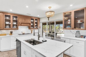 冷蔵庫、電子レンジ、オーブン、コンロ