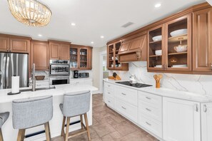 冷蔵庫、電子レンジ、オーブン、コンロ