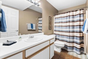 Shower, hair dryer, towels - Whispering Water @ Pointe Royale (Branson)