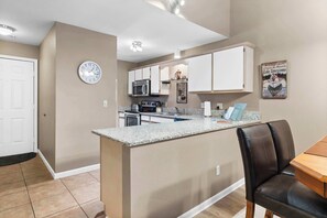 Fridge, microwave, oven, stovetop - Whispering Water @ Pointe Royale (Branson)