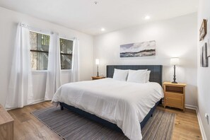 2 bedrooms, iron/ironing board, travel crib, WiFi - Royal Ridge – Modern Condo for 4 (Branson)