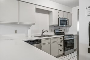 Fridge, microwave, oven, stovetop - Royal Ridge – Modern Condo for 4 (Branson)