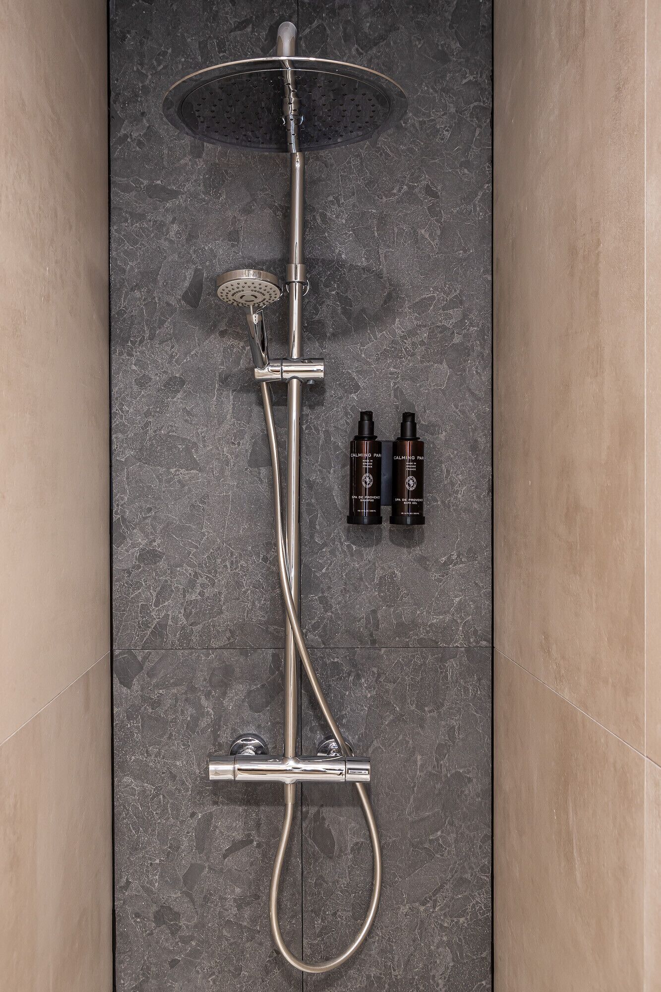 Douche, sèche-cheveux, serviettes fournies