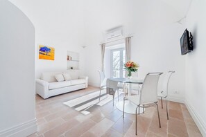 舒適開放式客房, 海景 | 起居區 | 電視