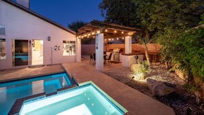 A backyard with a swimming pool, outdoor kitchen, and patio seating. - Mirage Oasis: Pool & Hot Tub [Free Spa Heating + Early Check-In] (Indio)