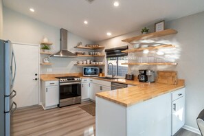 Fridge, microwave, oven, stovetop - Mirage Oasis: Pool & Hot Tub [Free Spa Heating + Early Check-In] (Indio)