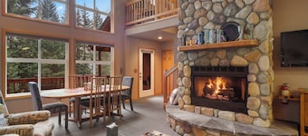 Hyak | 5 mins to Ski Hill | Fire Place
