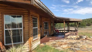 Cottonwood Cabin | Porch & Dark Skies | Terrace/patio