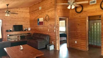 Cabin, 2 Bedrooms, Kitchen, Mountain View | Living area