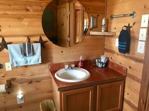 Cabaña, 2 habitaciones, cocina, vista a la montaña | Baño