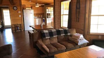 Cabin, 2 Bedrooms, Kitchen, Mountain View | Living area