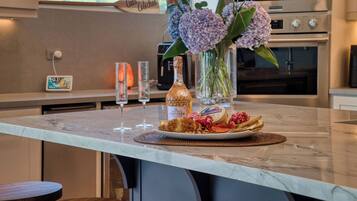 Jääkaappi, mikroaaltouuni, uuni, liesi