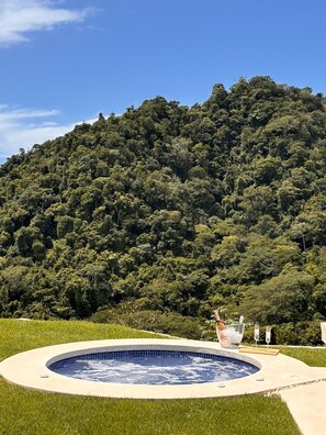Outdoor spa tub