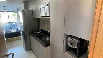 Estudio exclusivo, vistas a la ciudad | Cocina privada | Frigorífico, microondas, placa de cocina y utensilios de cocina