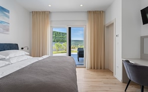 3 bedrooms, iron/ironing board, WiFi, bed sheets - Villa in Makarska hinterland with Whirlpool, Finnish sauna, Heated pool, Table tennis, a playhouse and a Trampoline (Grubine)