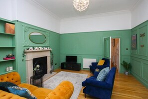 Een televisie en een open haard