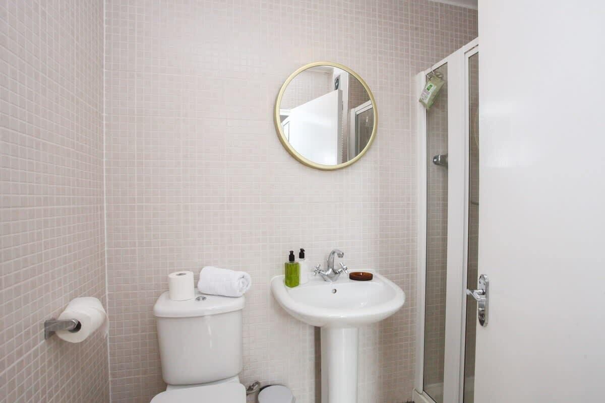 Een douche, handdoeken