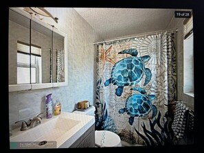 Een haardroger, handdoeken, zeep, toiletpapier