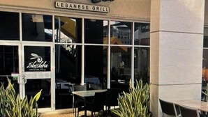 Shishka Lebanese Grill con terraza y plantas en macetas.