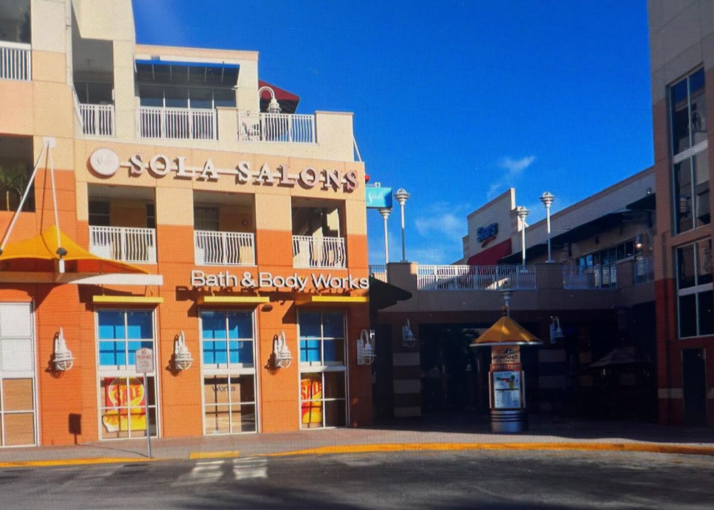 Um edifício com uma placa indicando 'Sola Salons Bath & Body Works'.