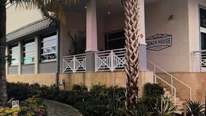 Un edificio con un letrero que dice