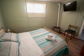1 habitación, cubrecamas y espacio para trabajar con laptop