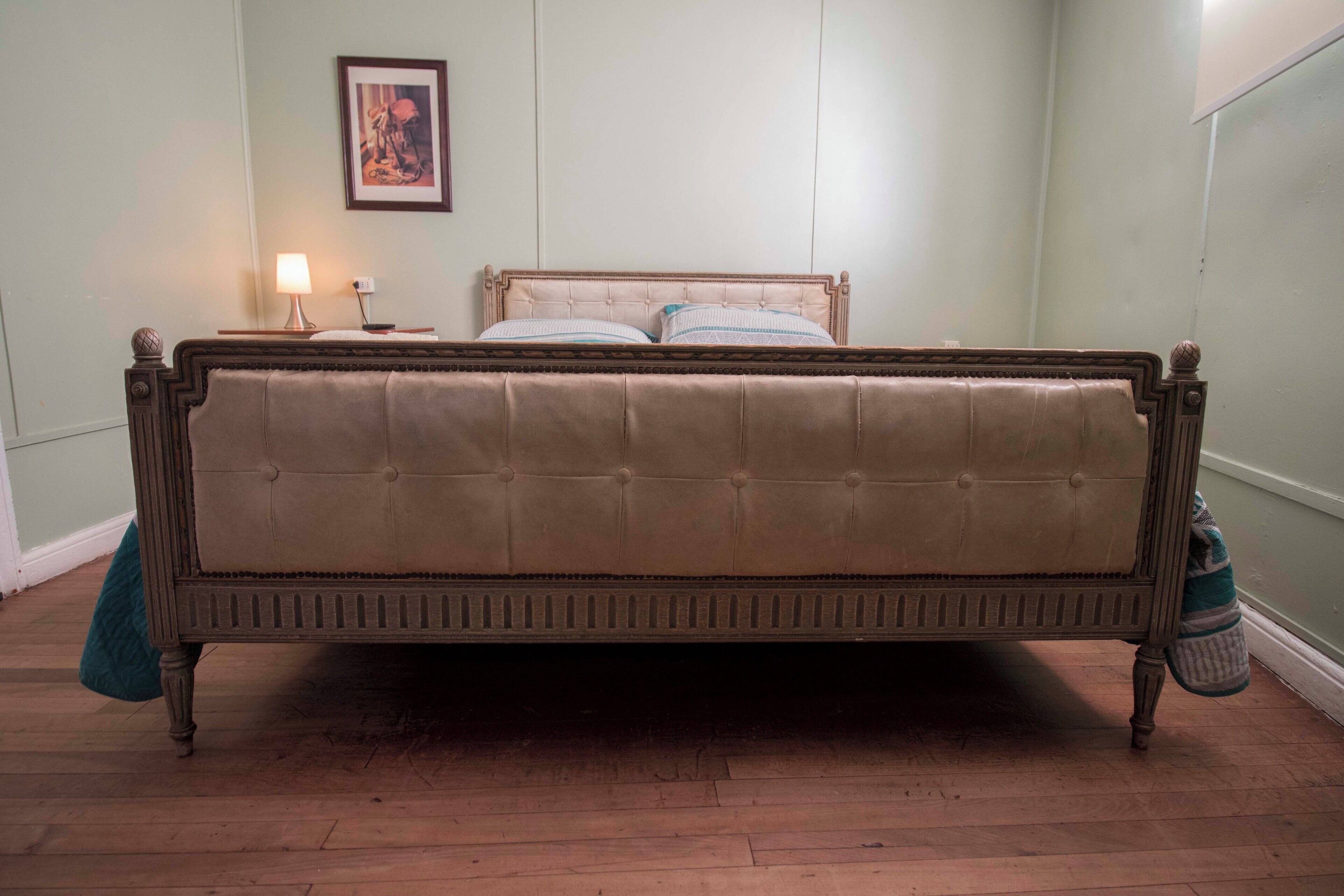 Kamar Superior | Selimut bulu angsa, ruang kerja ramah laptop, dan setrika/meja setrika