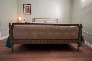 Cubrecamas y espacio para trabajar con laptop