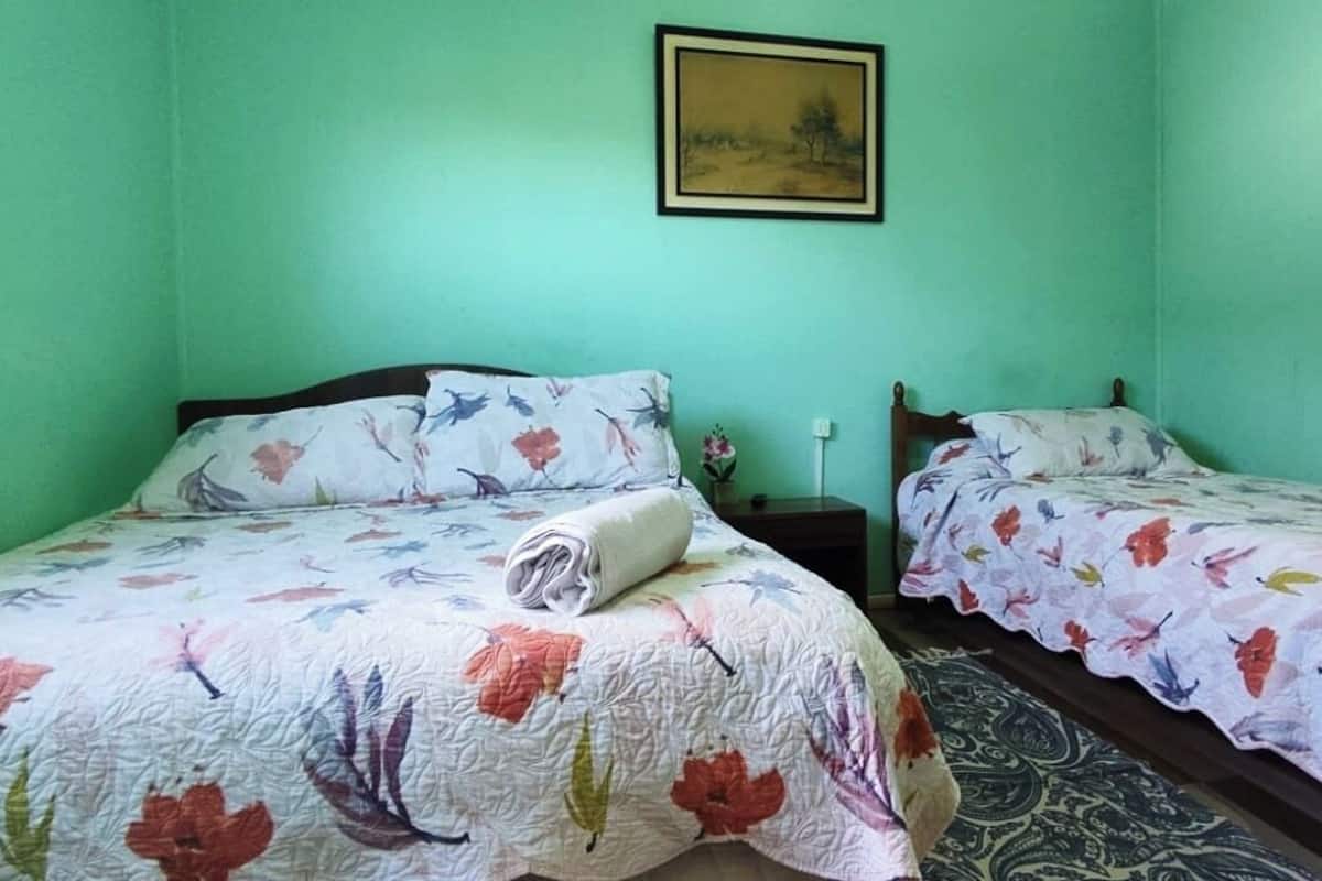 1 habitación, cubrecamas y espacio para trabajar con laptop