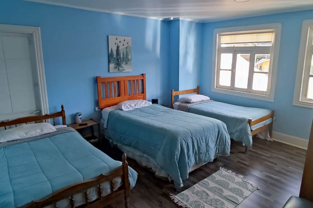 1 habitación, cubrecamas y espacio para trabajar con laptop