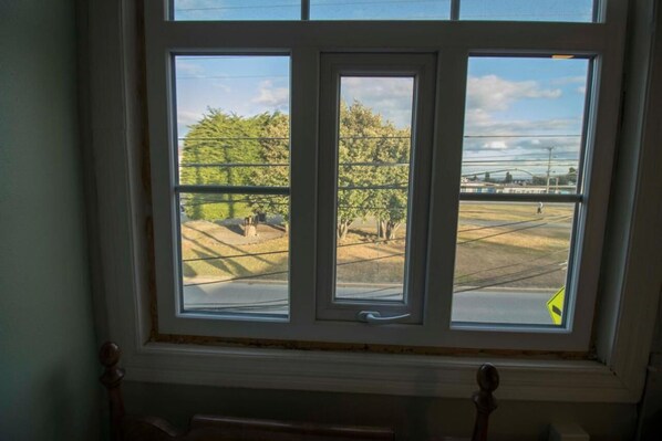 Cubrecamas y espacio para trabajar con laptop