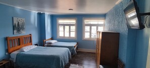 Economy-Dreibettzimmer | Daunenbettdecken, laptopgeeigneter Arbeitsplatz, Bügeleisen/Bügelbrett