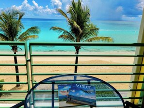 On the beach - ☀️⛱️👙Shore Thing by IRE Vacations- Beachfront 1 Bedroom Condo in Simpson Bay (Simpson Bay)