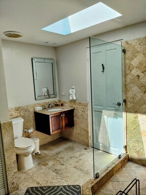 Shower, hair dryer - ☀️⛱️👙Shore Thing by IRE Vacations- Beachfront 1 Bedroom Condo in Simpson Bay (Simpson Bay)
