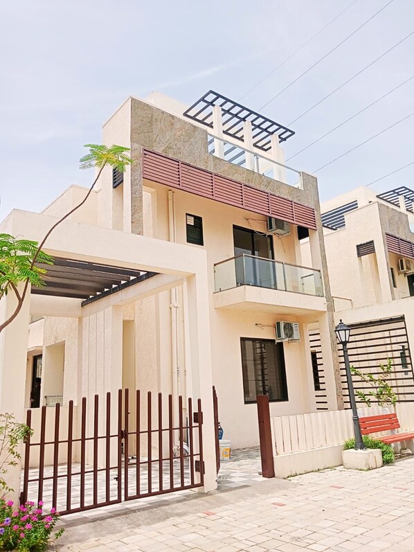 Exterior - Charming 3-bedroom villa with Private Pool, AC, and WiFi near Mahabalipuram (Chengalpattu)