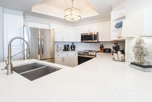 Kylskåp, mikrovågsugn, ugn och spishäll