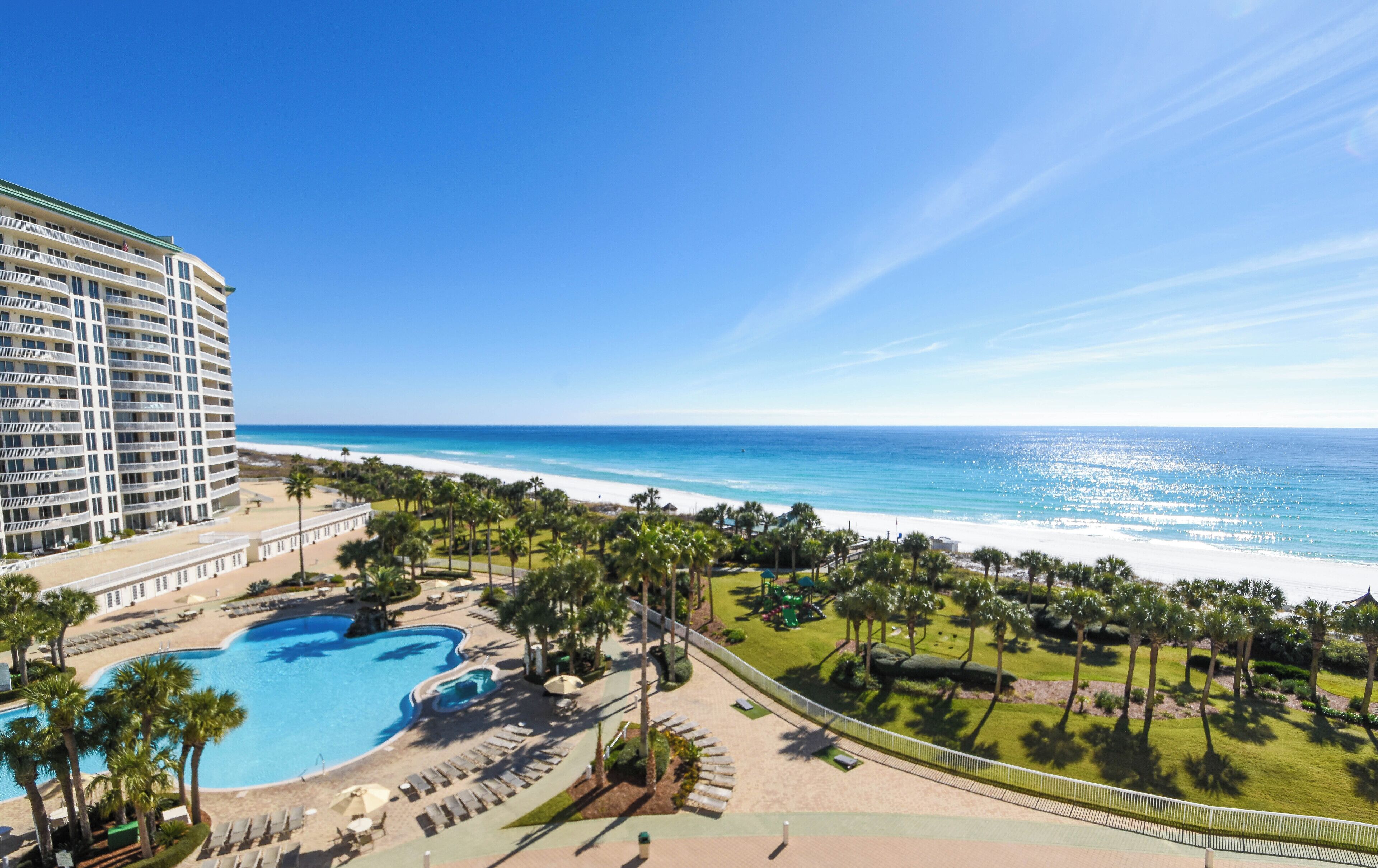 Innendørsbasseng og et oppvarmet basseng