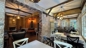 House, 5 Bedrooms, Fireplace, Mountain View | Dining