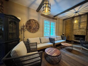 House, 5 Bedrooms, Fireplace, Mountain View | Interior