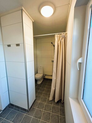 Comfort Triple Room | Bathroom | Shower, towels - Lillehammer Camping – Sentrums Leiligheter (Lillehammer)