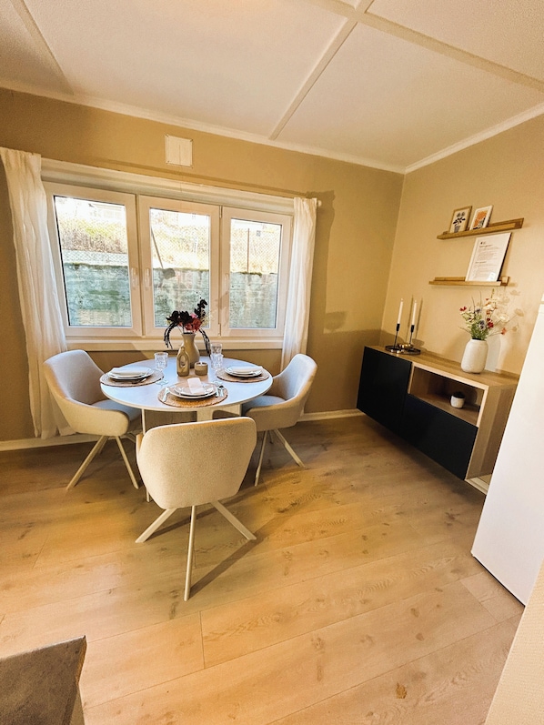 Comfort Triple Room | Private kitchen | Cookware/dishes/utensils - Lillehammer Camping – Sentrums Leiligheter (Lillehammer)