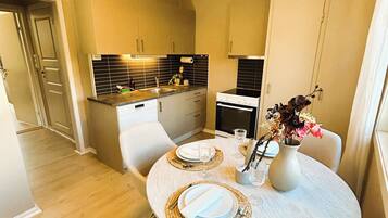Comfort Triple Room | Private kitchen | Cookware/dishes/utensils