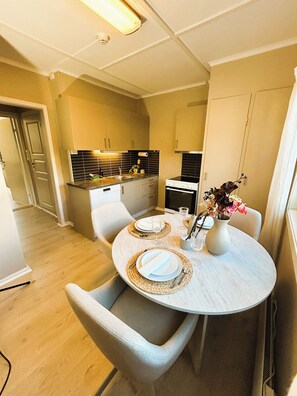 Comfort Triple Room | Dapur peribadi | Alat memasak/pinggan mangkuk/perkakas dapur